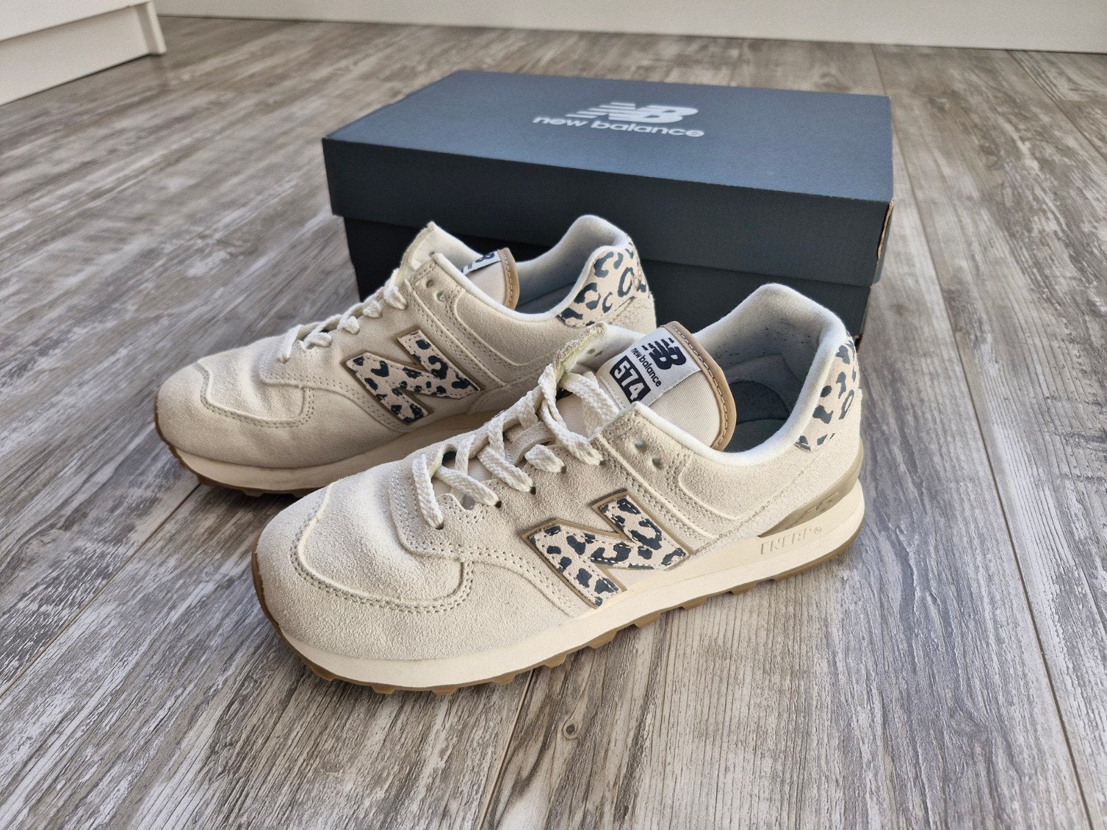 New Balance sneakers, Ophalen of Verzenden, Zo goed als nieuw, Beige, Sneakers of Gympen