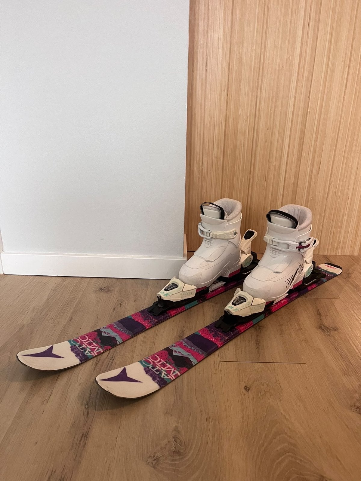 Atomic Vantage Girl 90 cm ski's met Alpina skischoenen 185, Gebruikt, 100 tot 140 cm, Ophalen of Verzenden, Atomic