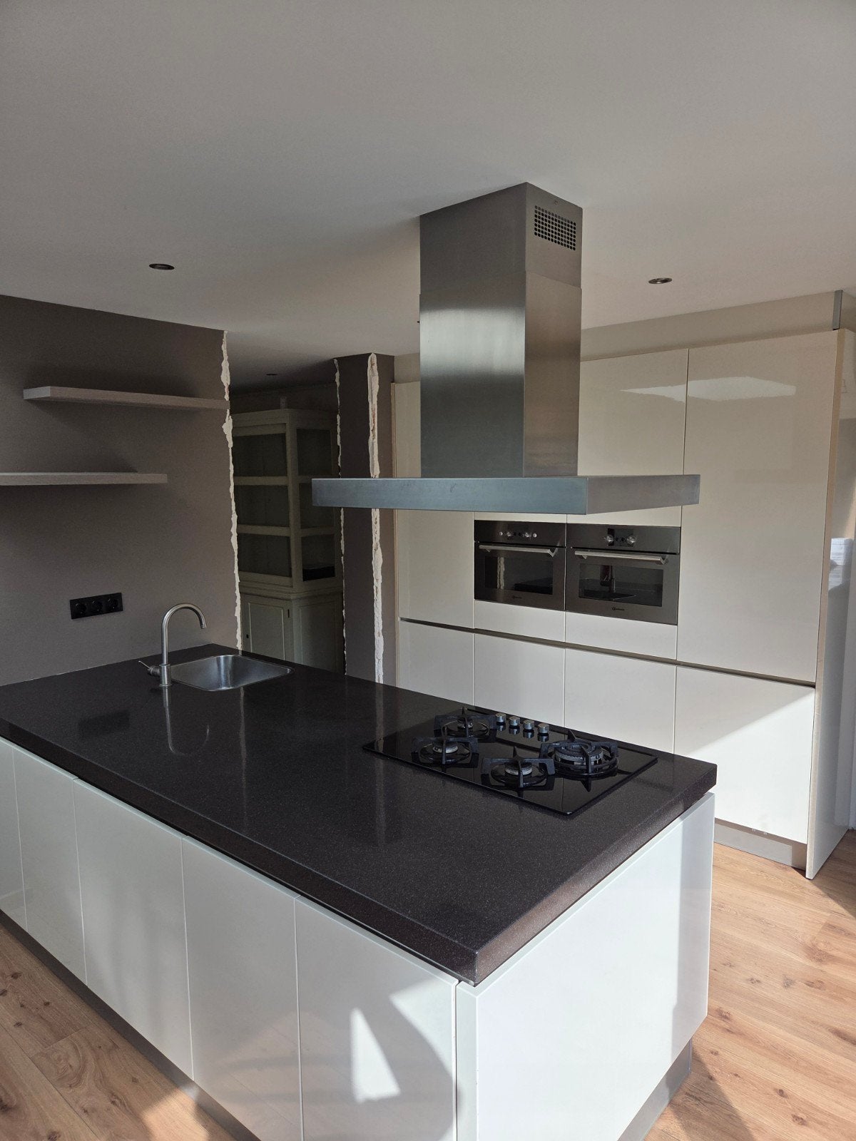 Moderne keuken met kookeiland en inbouwapparatuur, Ophalen, Gebruikt, Wit, Met kookeiland