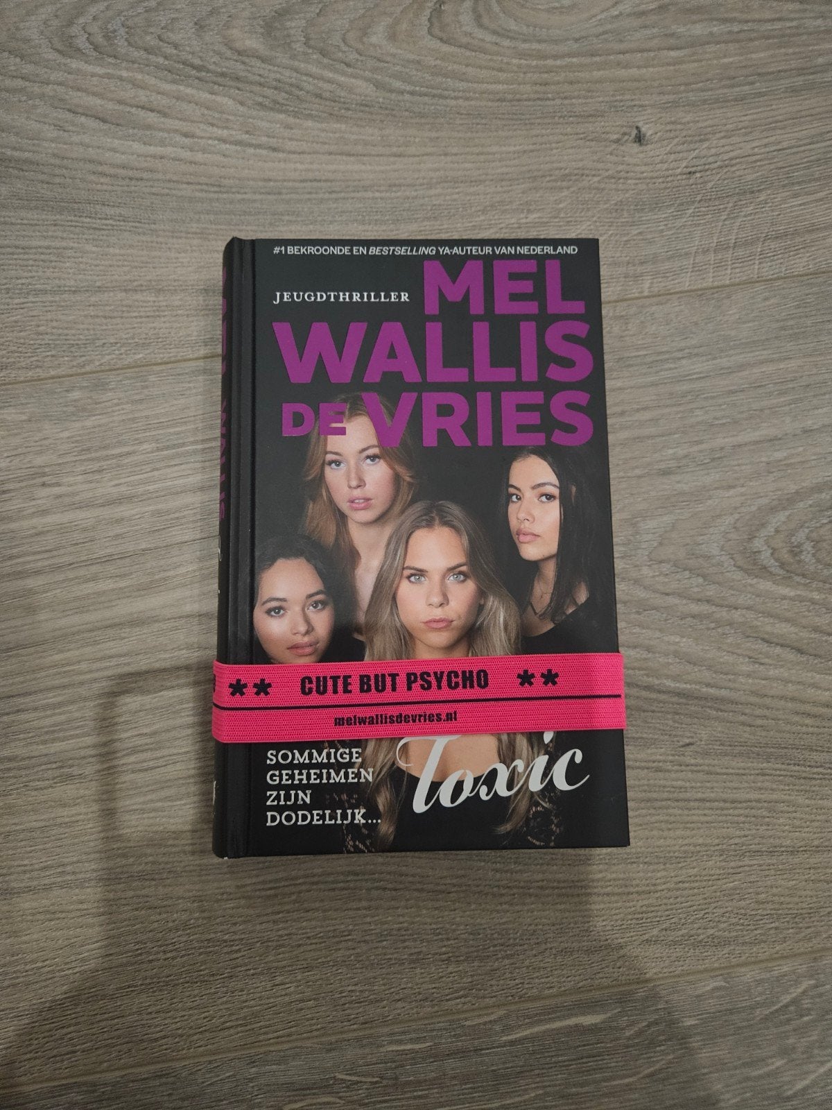 Toxic - Mel Wallis de Vries (Jeugdthriller), Ophalen, Zo goed als nieuw, Mel Wallis de Vries