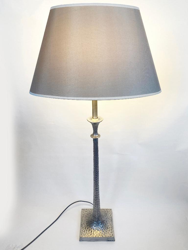 Luxe tafellamp, handgehamerde metalen voet, open kap, Ophalen, Indiaas, Zo goed als nieuw, Stof