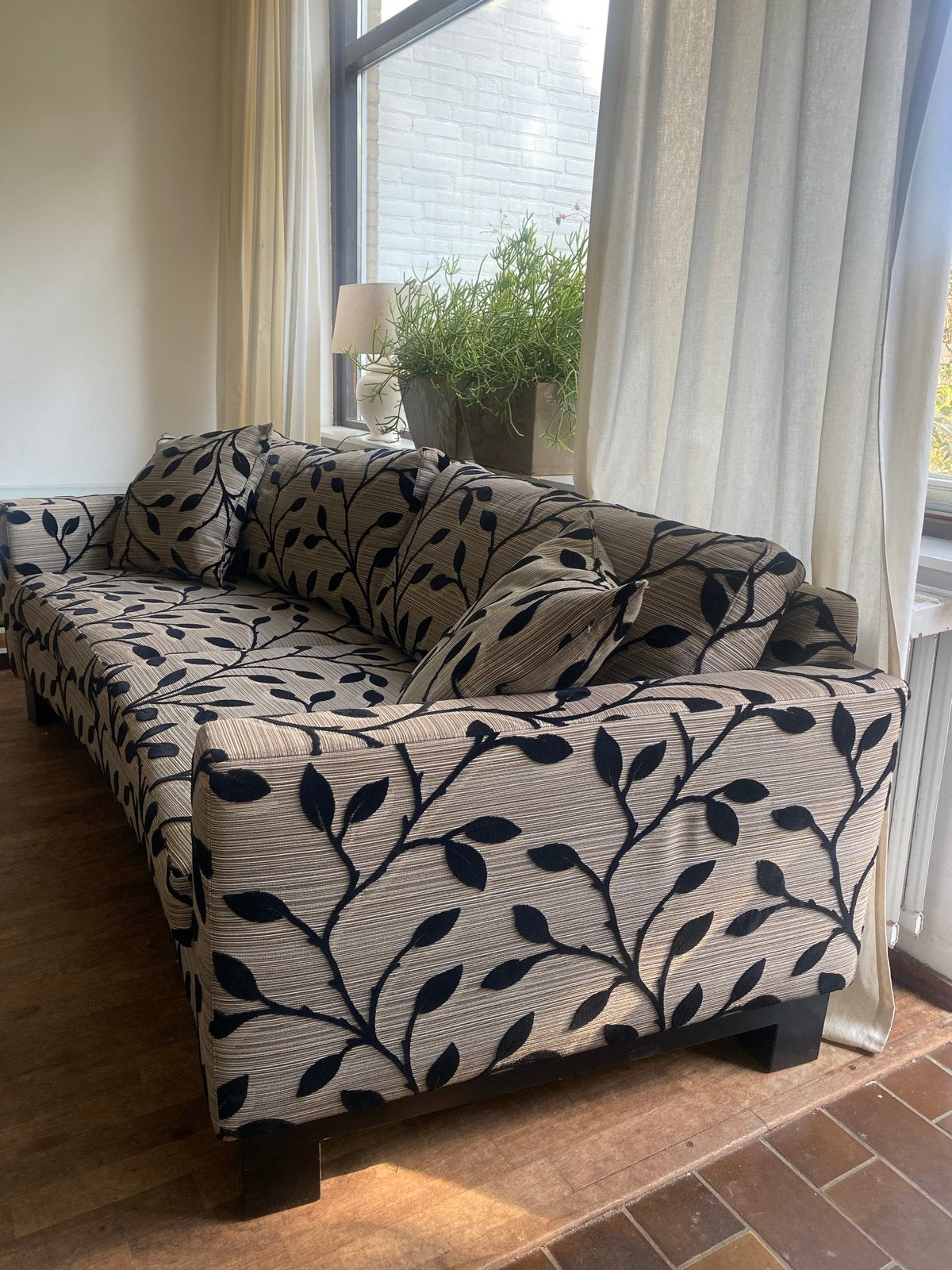 Stijlvolle bank met recent gestoffeerde kussens, Ophalen, Driepersoons, 75 tot 100 cm, Zo goed als nieuw