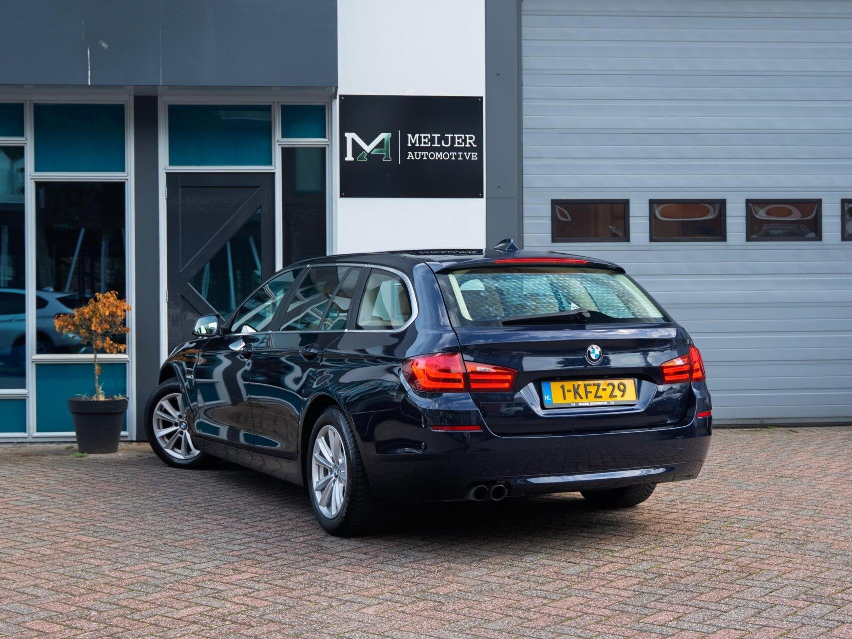 BMW 528i Touring High Executive|Leder|Aut.|Navi Pro|Stoelv.|, Auto's, BMW, Automaat, Euro 5, Gebruikt, 2000 kg