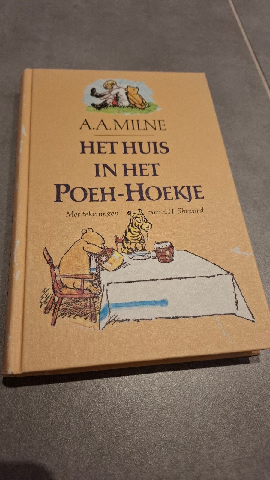 Het Huis in het Poeh-hoekje - A.A. Milne, Ophalen of Verzenden, Gelezen, A.A. Milne, Fictie algemeen