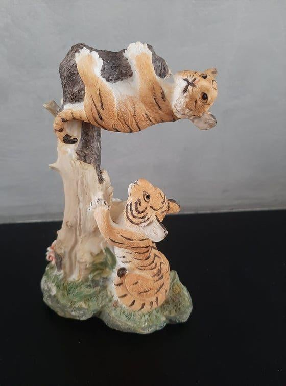 Spelende bruine tijgerwelpen op boomstam!, Verzamelen, Dierenverzamelingen, Zo goed als nieuw, Beeldje of Figuurtje, Wild dier