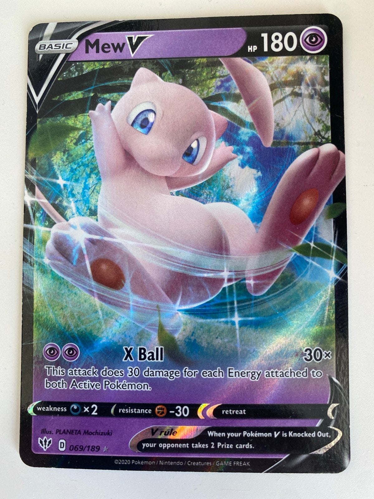 Mew V Pokémon kaart (069/189) - Zo goed als nieuw, Hobby en Vrije tijd, Ophalen of Verzenden, Zo goed als nieuw, Losse kaart