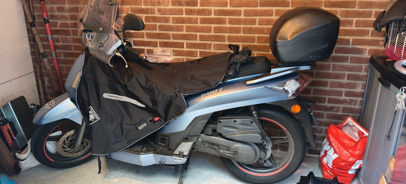 Kymco People S met beenkleed en topkoffer, Ophalen, Maximaal 45 km/u, People S, Benzine