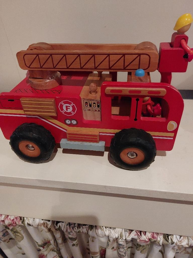 brandweerauto, hout, 28 cm. lengte, 11,5 cm.br.,2 poppetjes, Ophalen of Verzenden, Gebruikt, Rij- of Hobbelspeelgoed