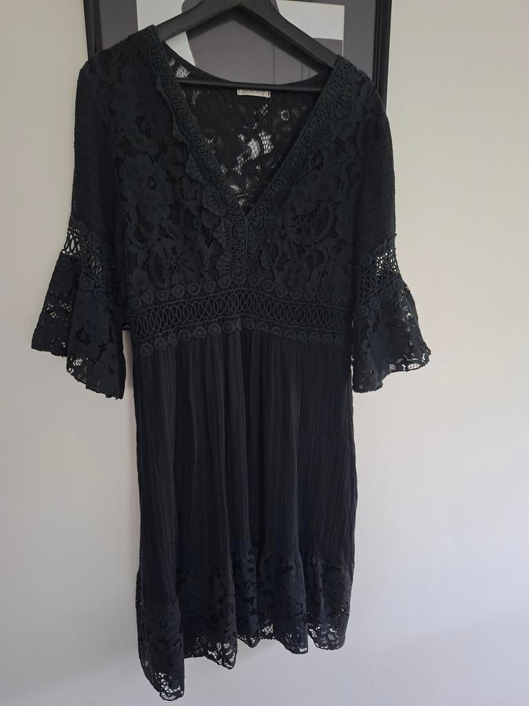 Zwarte kanten jurk met klokmouwen maat M, Kleding | Dames, Maat 38/40 (M), Zwart, Ophalen of Verzenden, Boven de knie