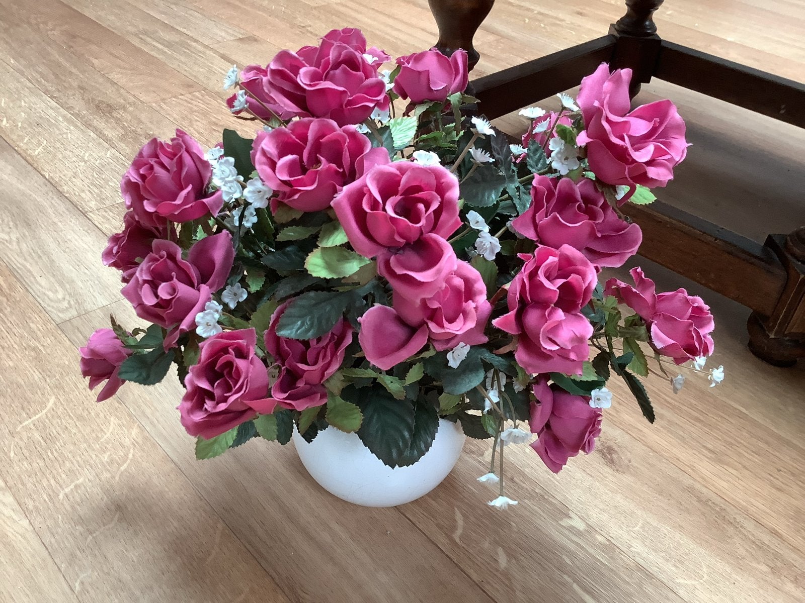 Prachtig kunstbloemstuk met rode rozen in witte pot, Binnen, Roze, Textiel, Ophalen of Verzenden