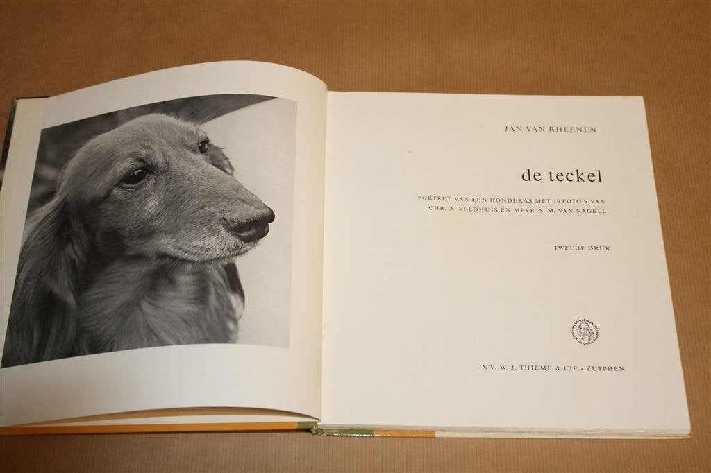 De teckel. Portret van een honderas. Jan van Rheenen., Ophalen of Verzenden, Gelezen, Honden