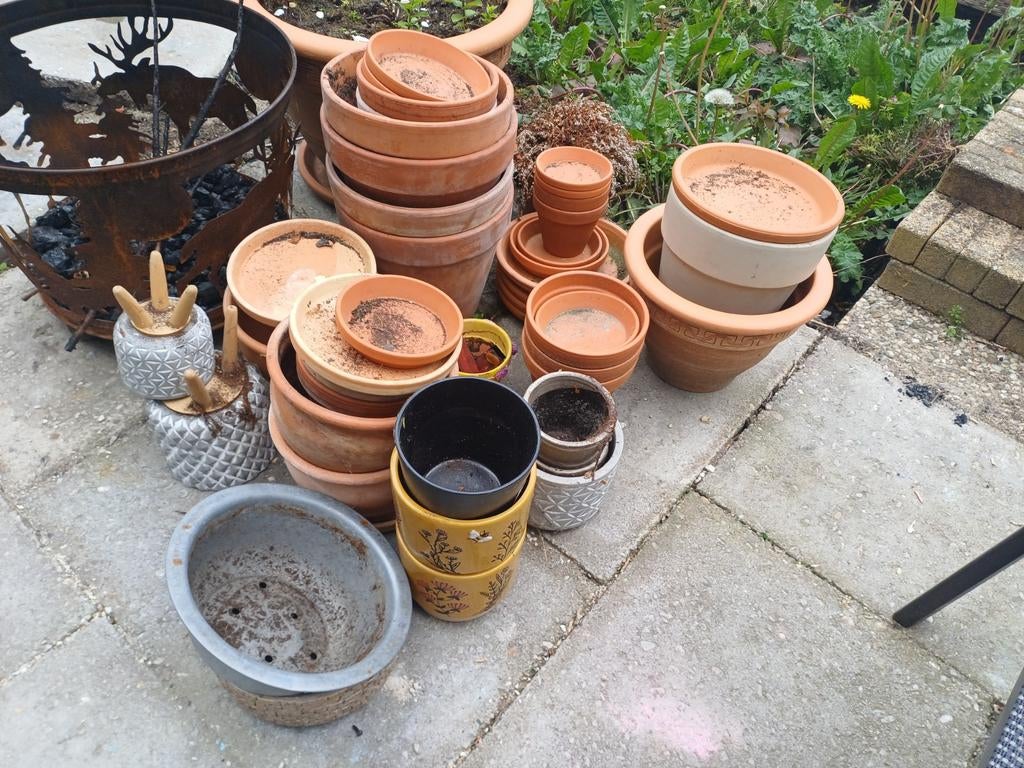 Gratis bloempotten en schotels, Tuin en Terras, Bloempotten, Ophalen, Gebruikt, Rond, Aardewerk