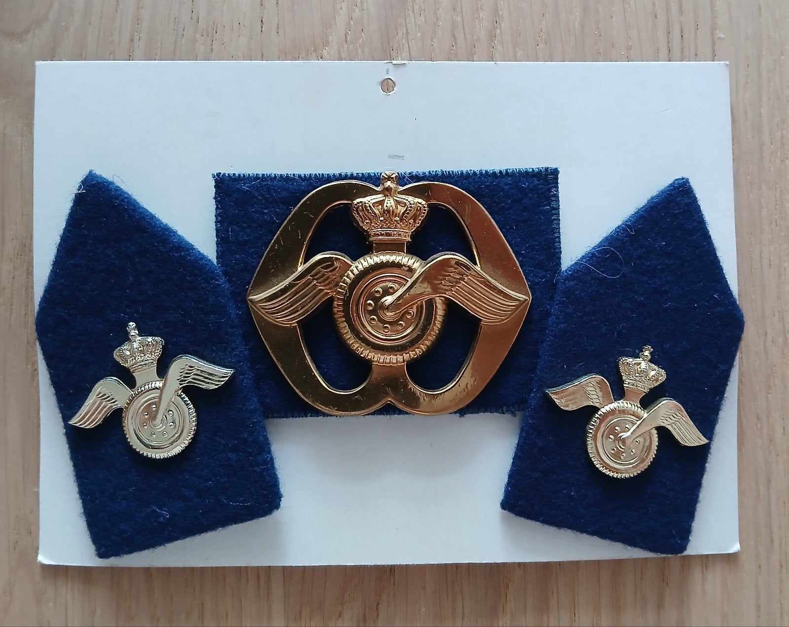Kraagspiegels en baretembleem: A.A.T, Verzamelen, Militaria | Algemeen, Ophalen of Verzenden, Landmacht, Nederland, Embleem of Badge