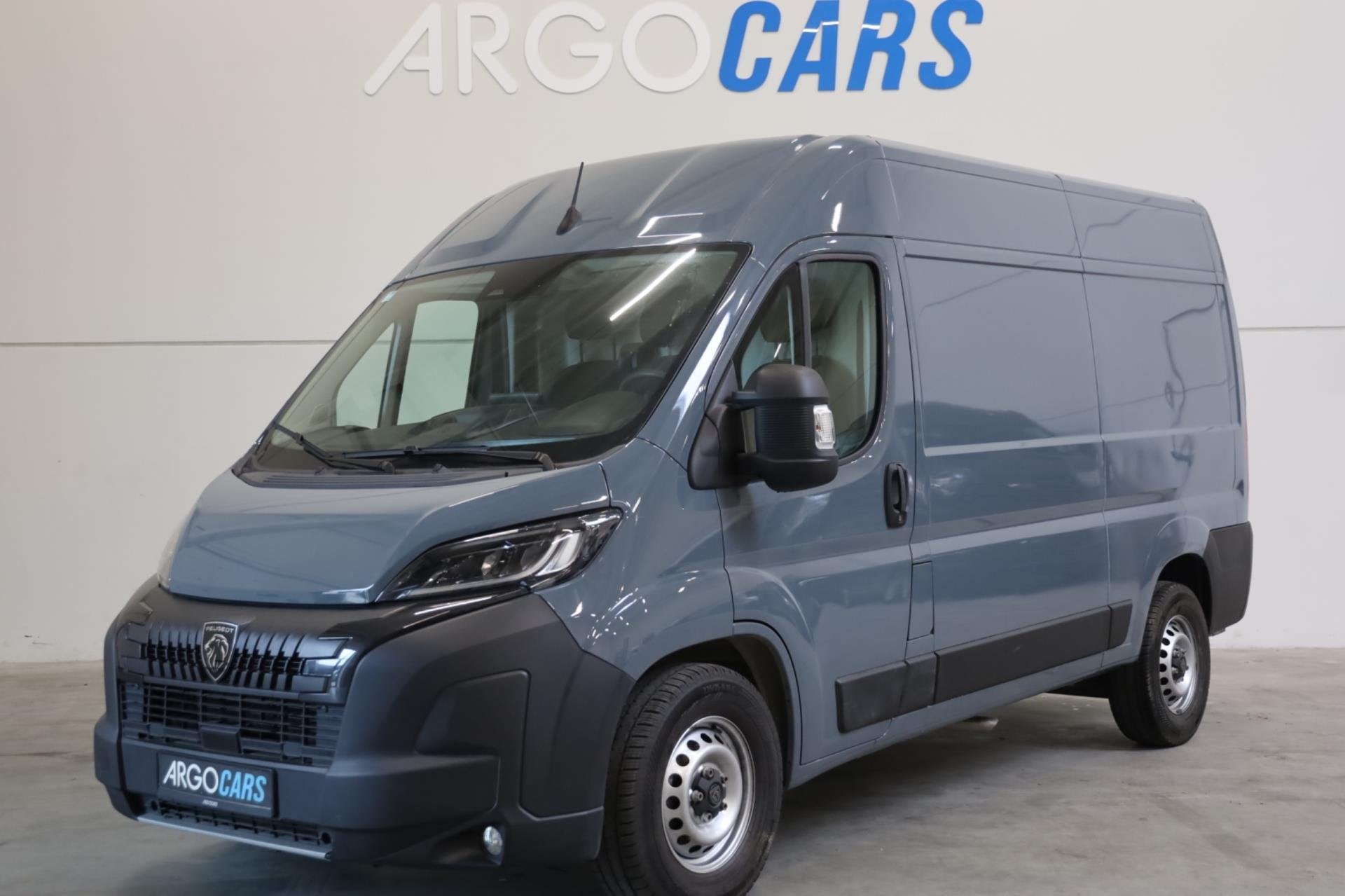 Peugeot Boxer 2.2 BlueHDi 180PK AUTOMAAAT LED CLIMA L2/H2 3., Auto's, Bestelauto's, Stof, Gebruikt, Zwart, 4 cilinders