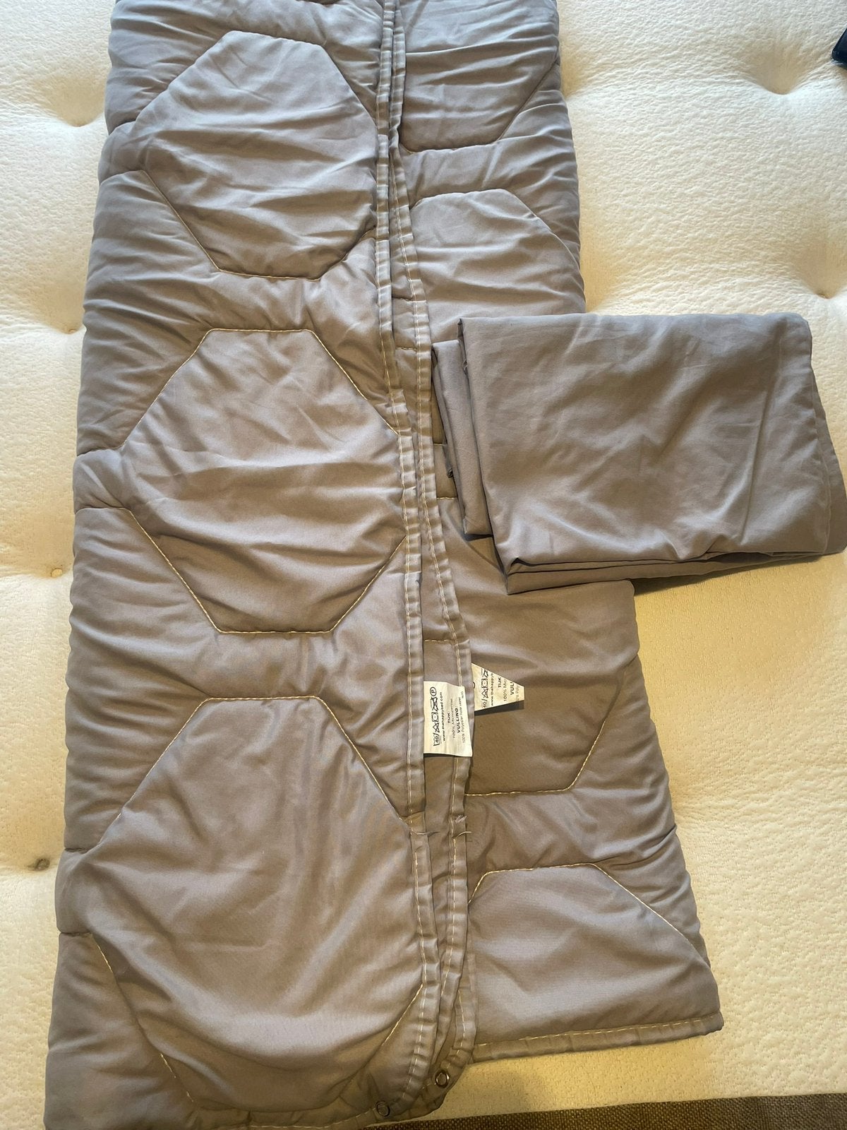 Te koop  Happys bed  400 grams 140x200  Enkel kleur grijs, Ophalen, Eenpersoons, Dekbedovertrek, Zo goed als nieuw
