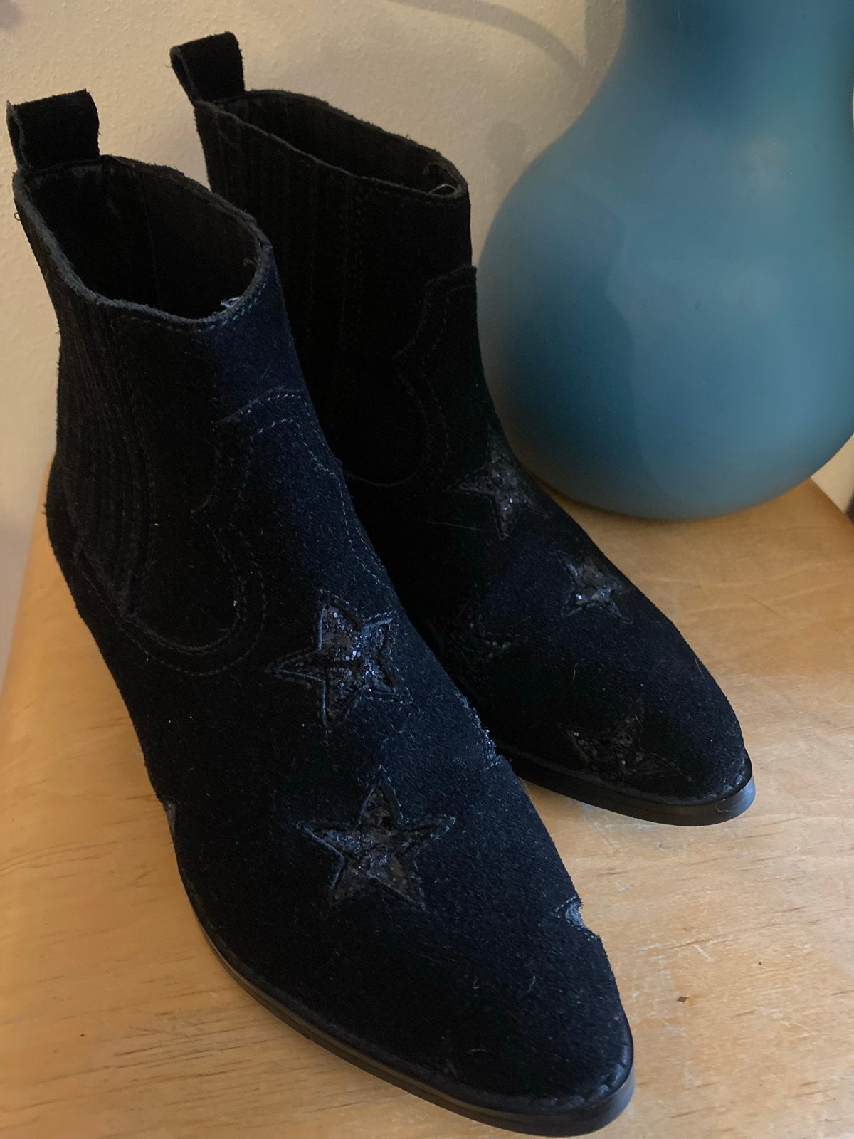 Bibi Lou zwarte suède enkellaarzen maat 36, Kleding | Dames, Schoenen, Ophalen of Verzenden, Zo goed als nieuw, Zwart, Lage of Enkellaarzen