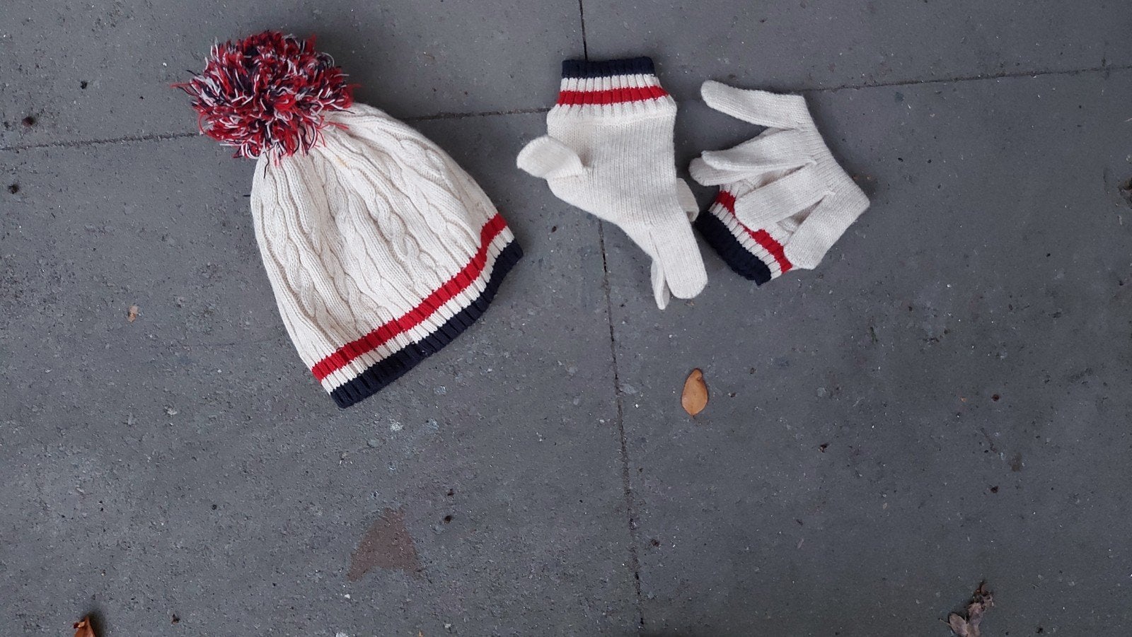Witte gebreide muts en handschoenen set, Ophalen, Zo goed als nieuw, Maat 38/40 (M), Muts