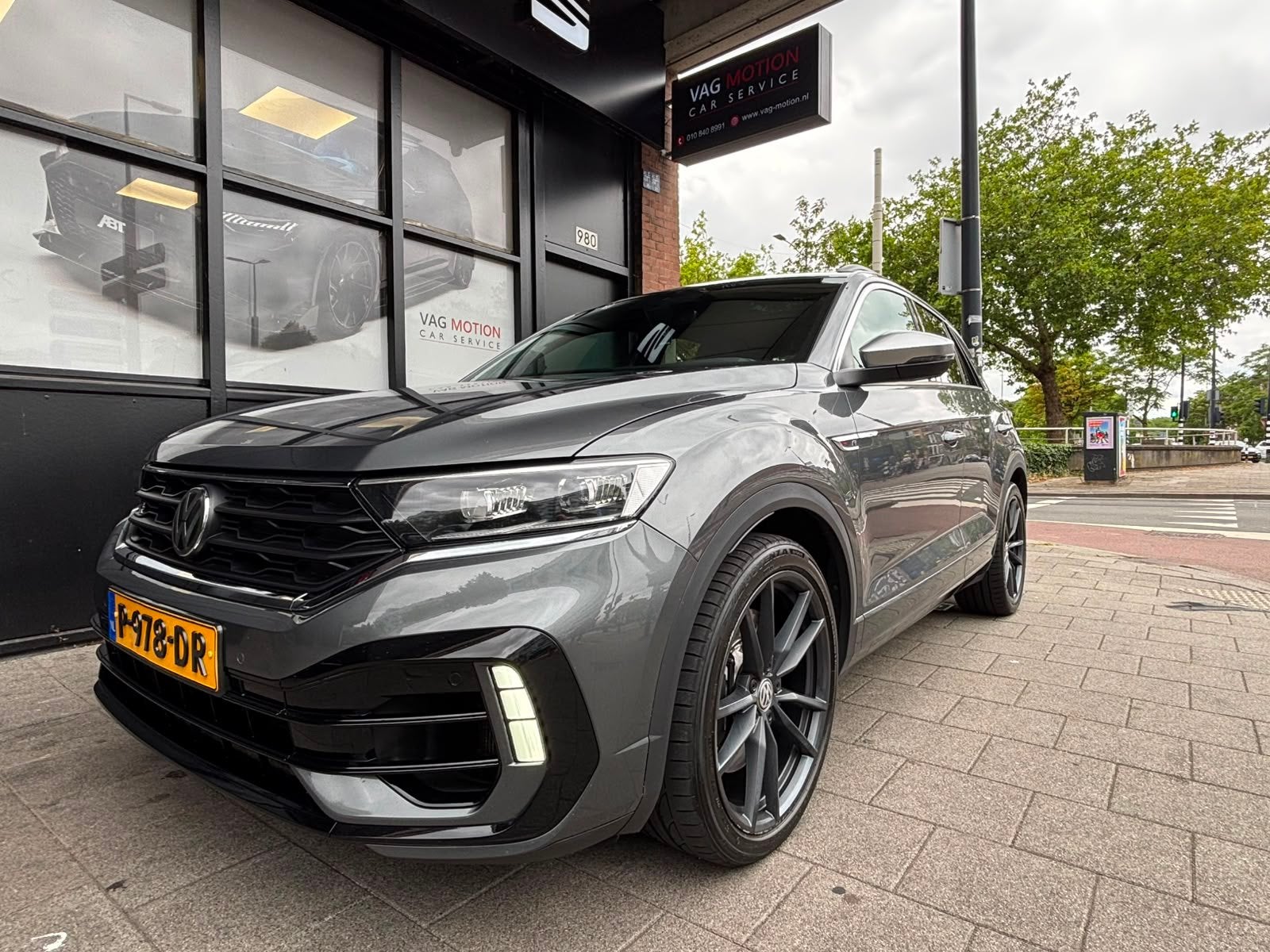 Volkswagen T-Roc 2.0 TSI 300pk 4Motion 7-DSG 2020 Grijs, Automaat, 4 cilinders, 1984 cc, Parkeerassistent