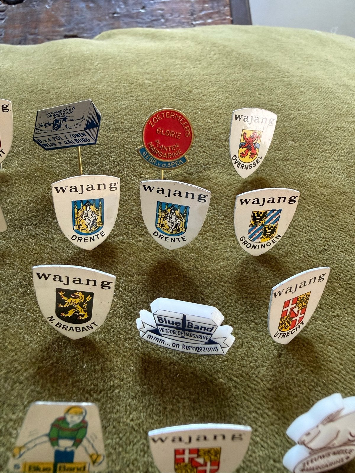 26 vintage speldjes van botermerken, Verzamelen, Ophalen of Verzenden, Gebruikt, Overige onderwerpen, Speldje of Pin
