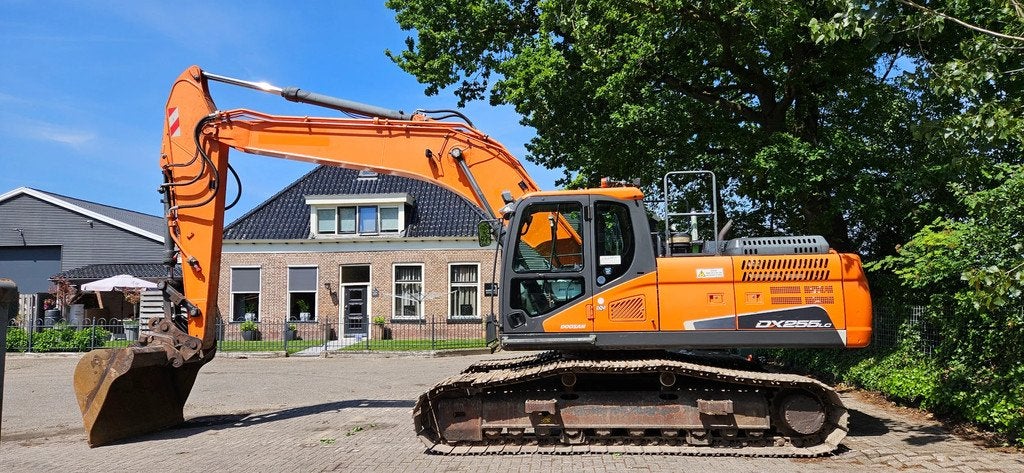Doosan DX255 LC 5 (bj 2018), Zakelijke goederen, Machines en Bouw | Kranen en Graafmachines, Graafmachine