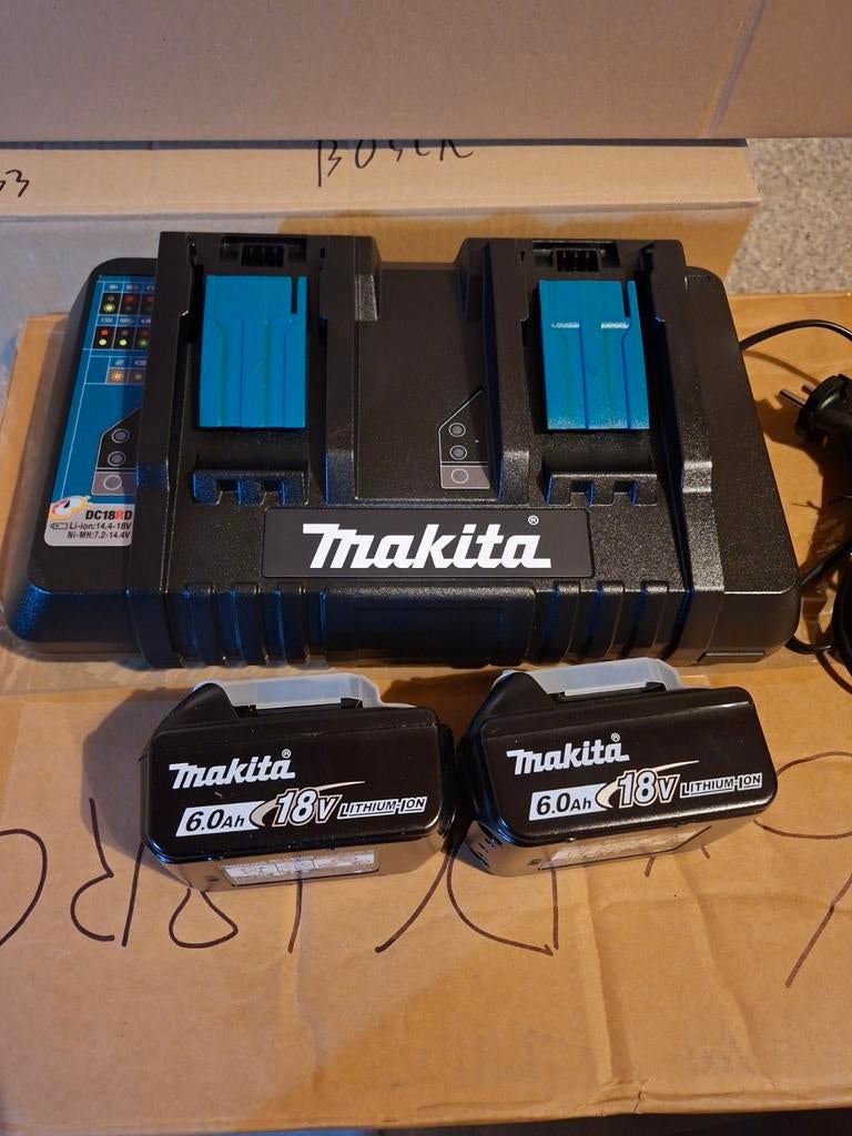 Makita Starterset DC18RD Snellader met 2x 18V 6.0Ah Accu's, Ophalen of Verzenden, Nieuw