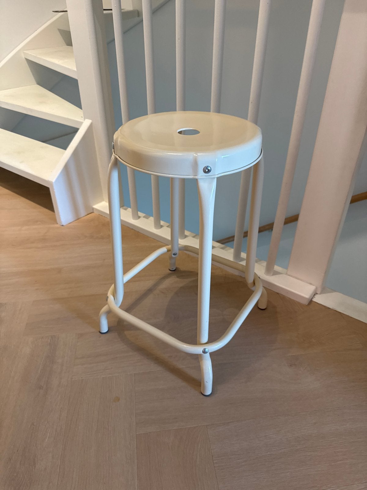 Crèmekleurige metalen kruk, RASKOG IKEA, Huis en Inrichting, Ophalen, Zo goed als nieuw, Staal