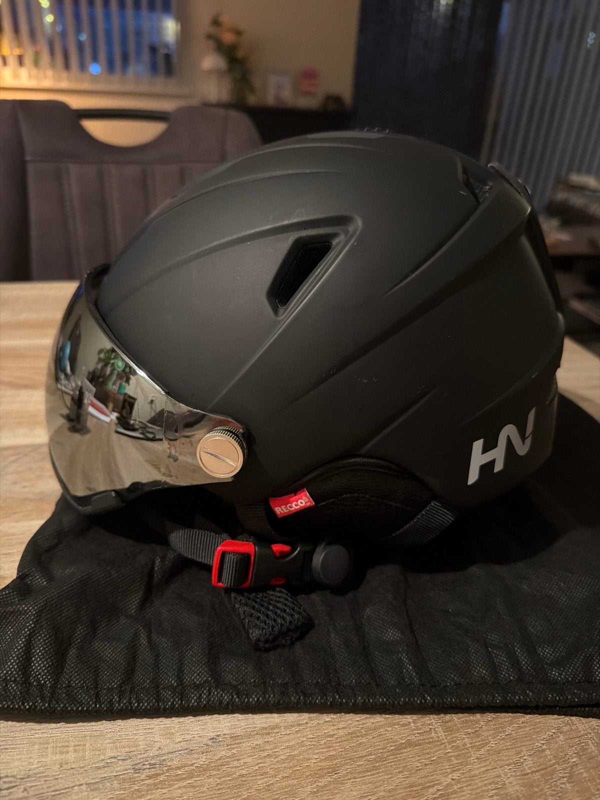 Zwarte skihelm met vizier - Zo goed als nieuw, Sport en Fitness, Skiën en Langlaufen, Overige merken, Overige typen, Ophalen of Verzenden