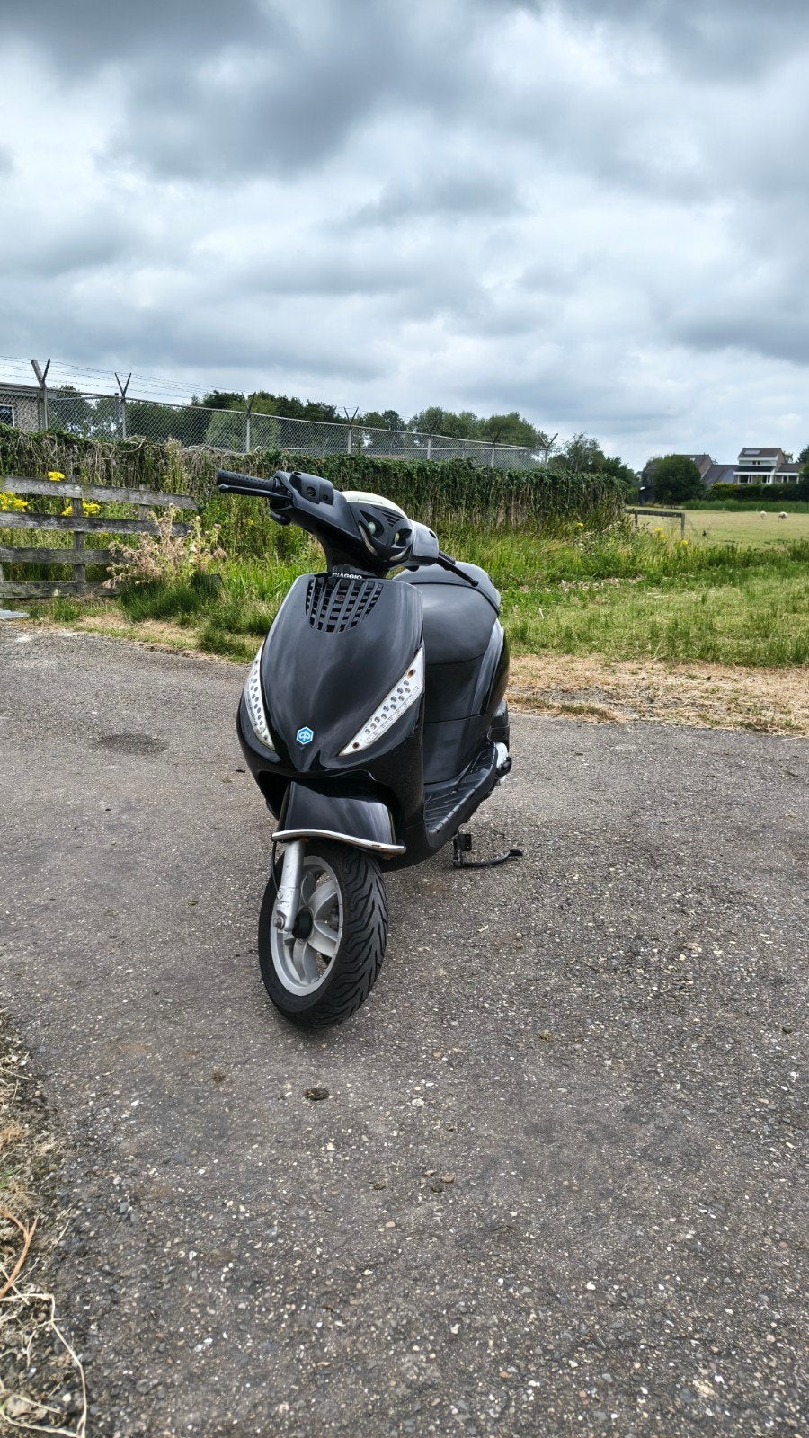 Nette Piaggio Zip 2005 standaard 25/kmph 4t zwart, Fietsen en Brommers, Gebruikt, Zip, Benzine, Maximaal 25 km/u