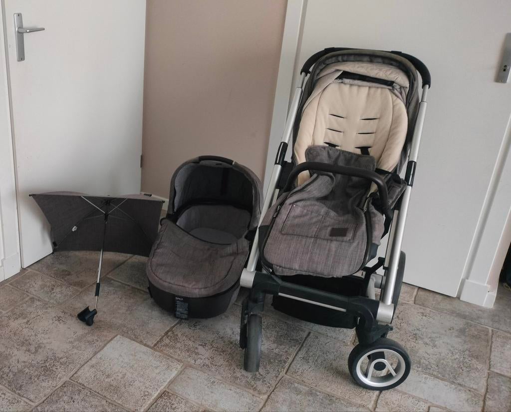 Mutsy Igo combiwagen met reiswieg, zitje, voetenzak en paras, Ophalen
