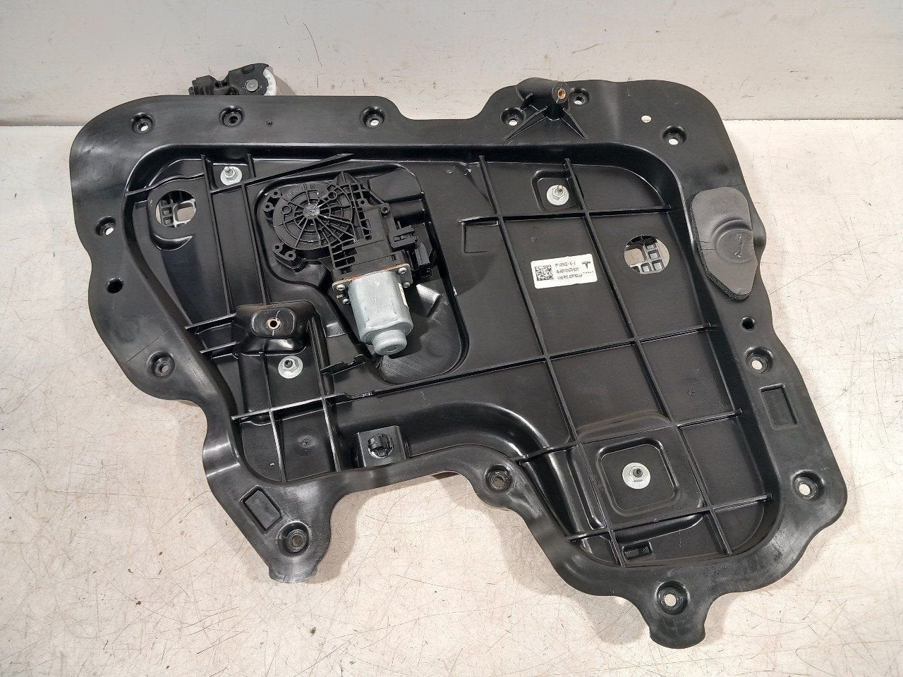 Raammechaniek elektrisch links achter Tesla Model 3, Auto-onderdelen, Onderdelen@venauto.nl, Van der Ven Autorecycling B.V., Gebruikt