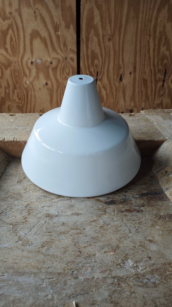 2 vintage Louis Poulsen fabriekslampen (Type 19540), Vintage Emaille Fabriekslamp, Zo goed als nieuw, Metaal, E27 (groot)