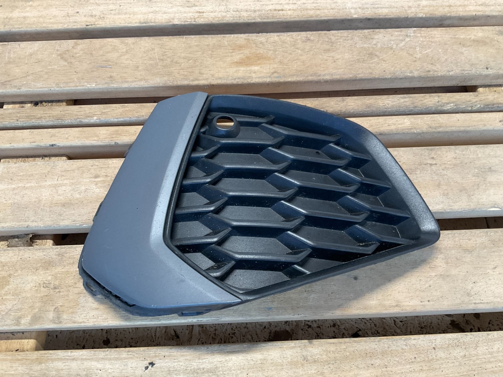 Bumper Grill Audi A3 S3 8Y Sline S-LINE 2020 2024 8Y0807682B, Gebruikt, AUDI AG, Auto-Union-Strasse 1
85045  Ingolstadt, DE, Kundenbetreuung@audi.de