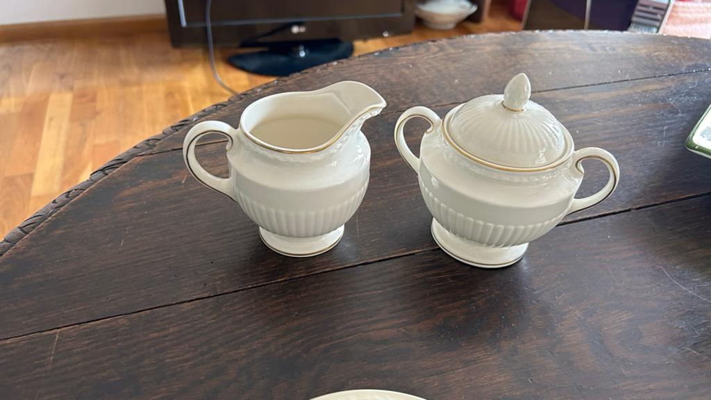 Wedgwood Jubilee Melk- en Suikerstel met Gouden Randje, Ophalen
