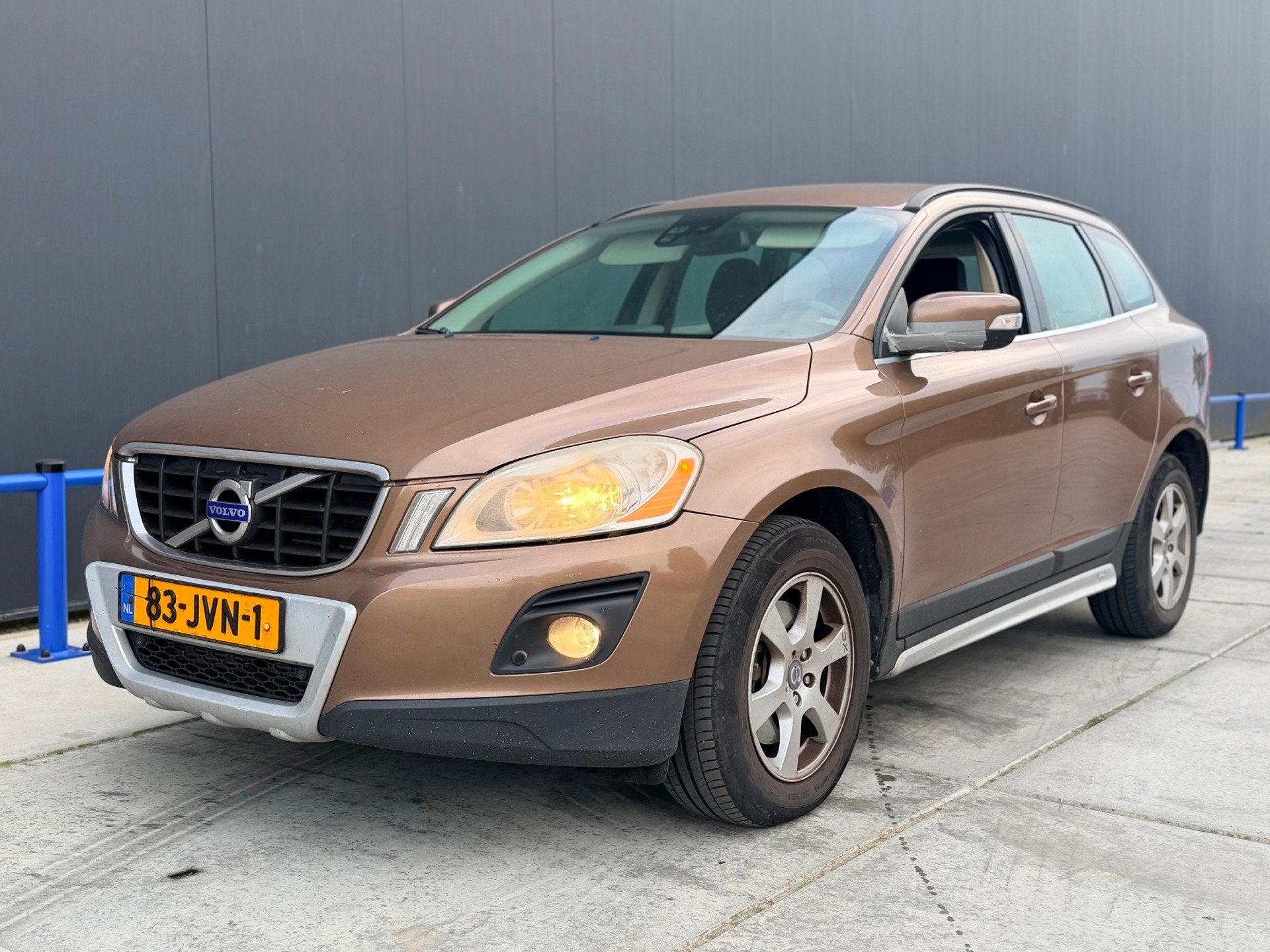 Volvo XC60 2.4D Momentum, Auto's, Bruin, Bedrijf, 750 kg, 176 pk