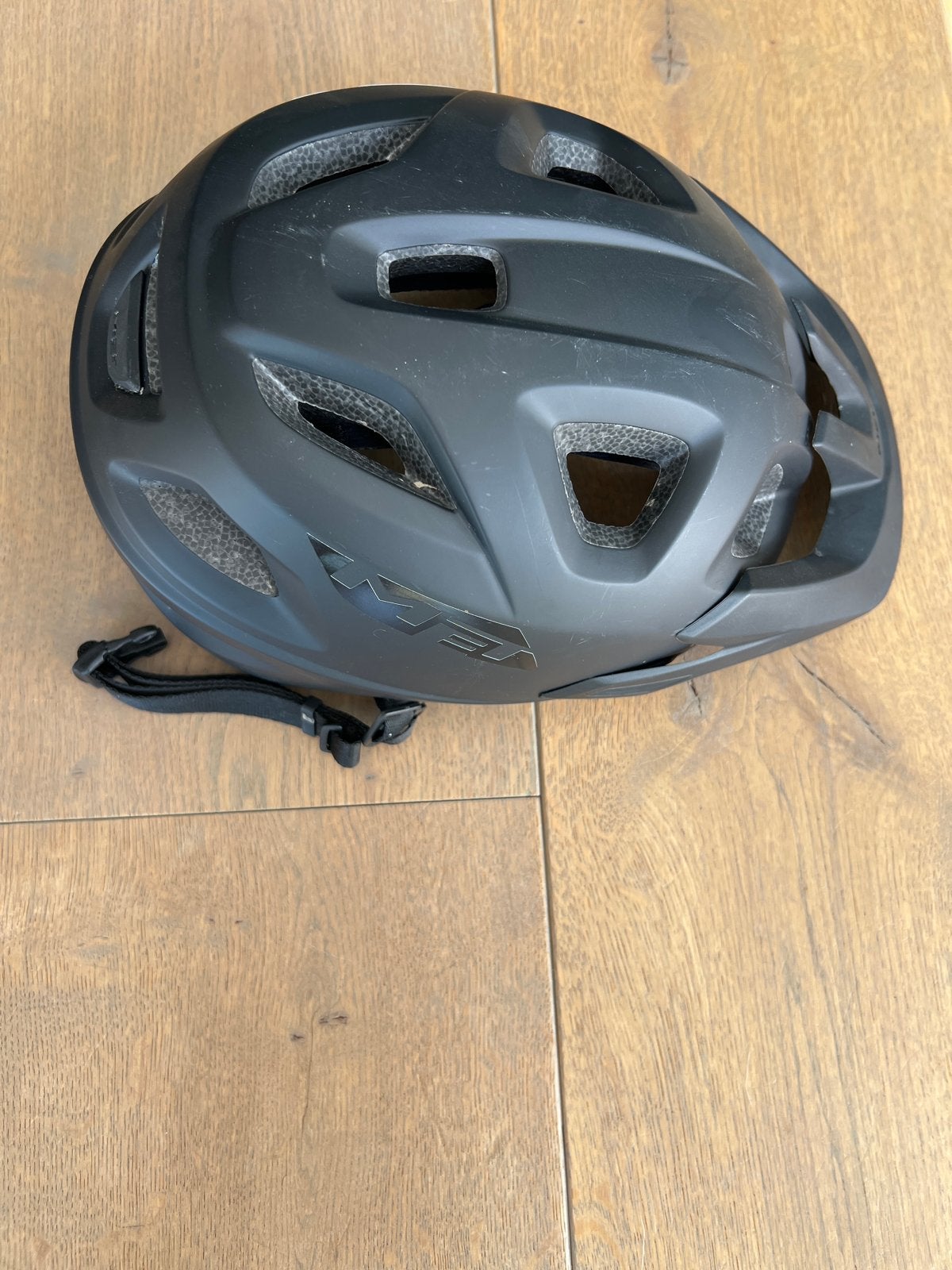MET fietshelm zwart, maat L, Fietsen en Brommers, Ophalen, Gebruikt, L, Heer of Dame
