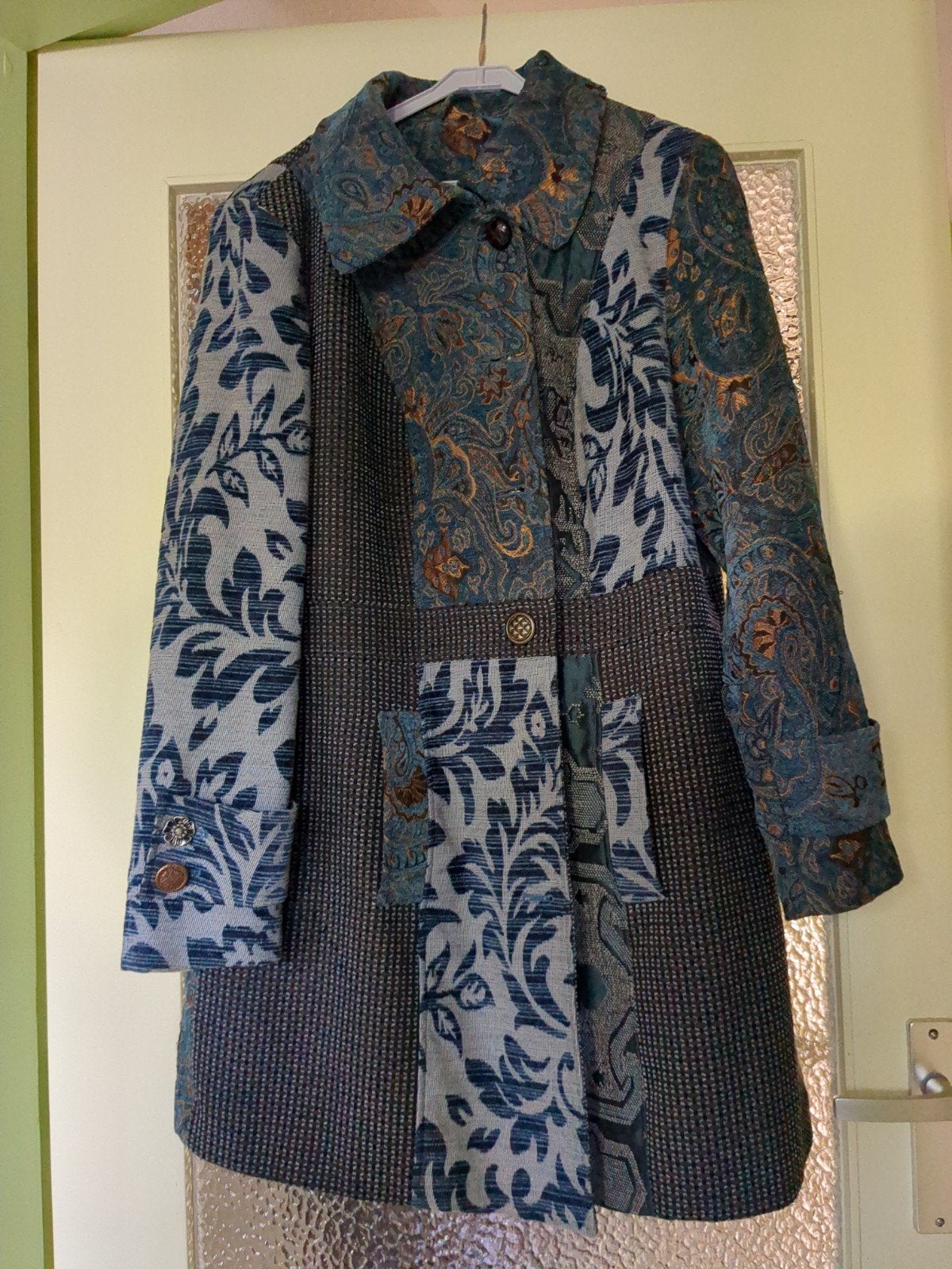 Unieke jas met patchwork en bloemenprint, Ophalen, Blauw, Maat 42/44 (L), Zo goed als nieuw