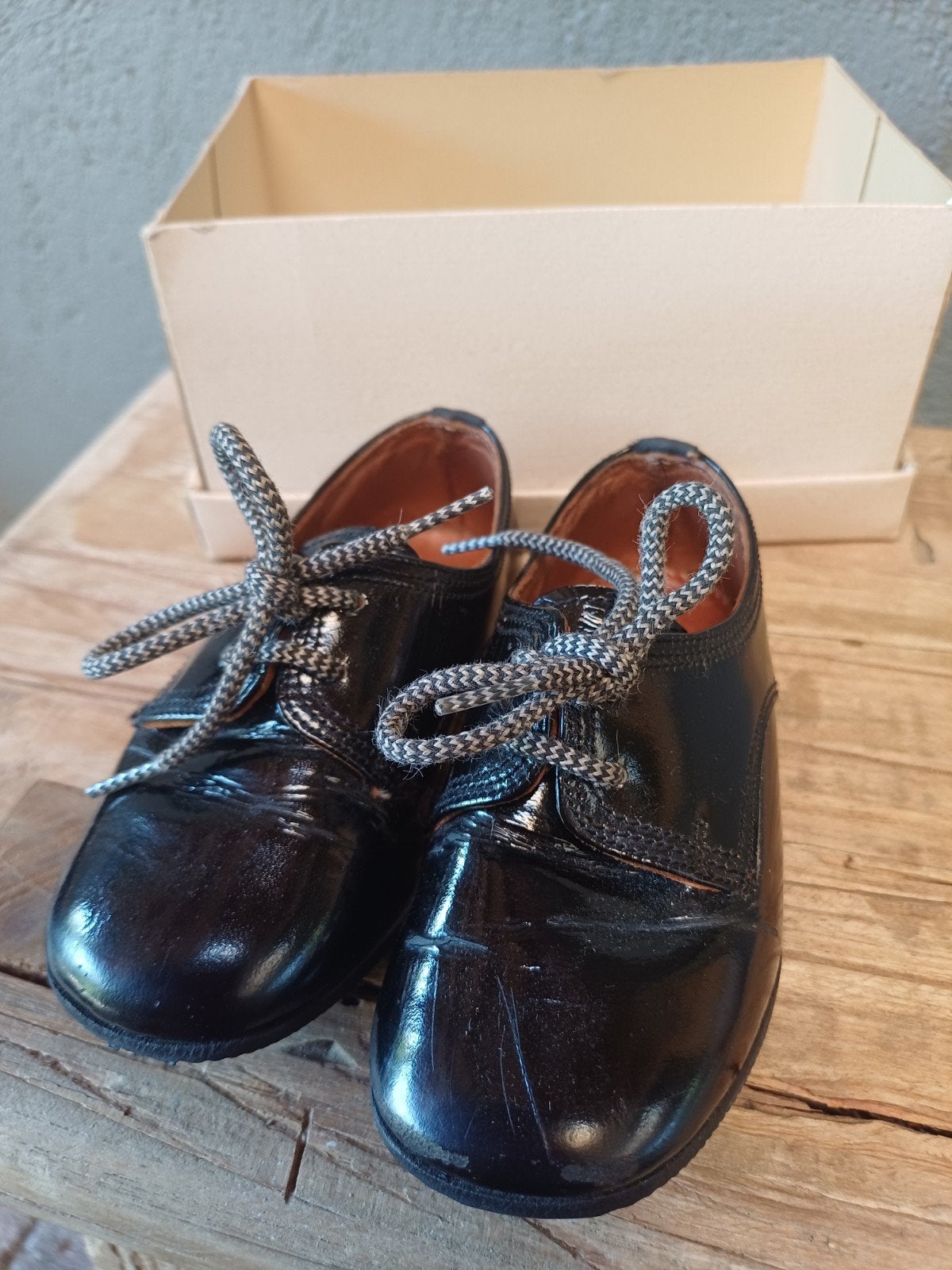 Antieke kinder schoenen in doos, lakleer, Antiek en Kunst, Ophalen of Verzenden