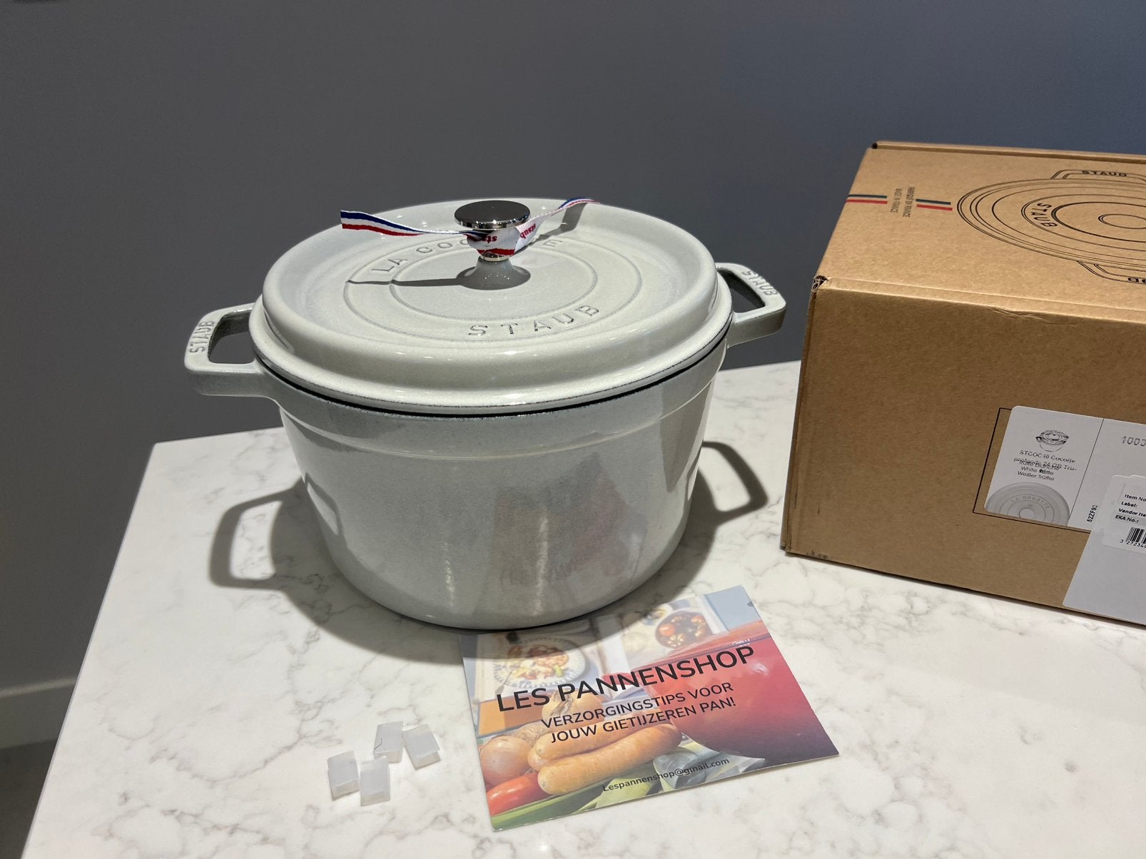 Nieuwe hoge Staub La Cocotte 24 cm Truffel wit in de doos, Nieuw, Ophalen of Verzenden, Staub, Zwilling