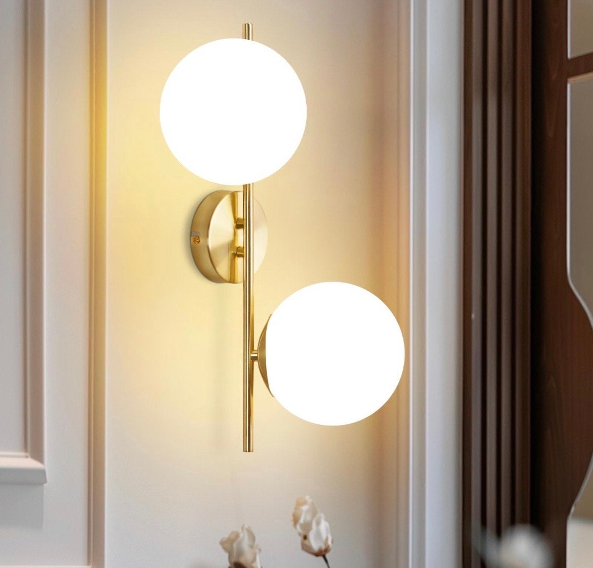 Kave Home Luxe Wandlamp - Wit Bol & Gouden Voet, Nieuw, Glas, Overige merken, E27 (groot)