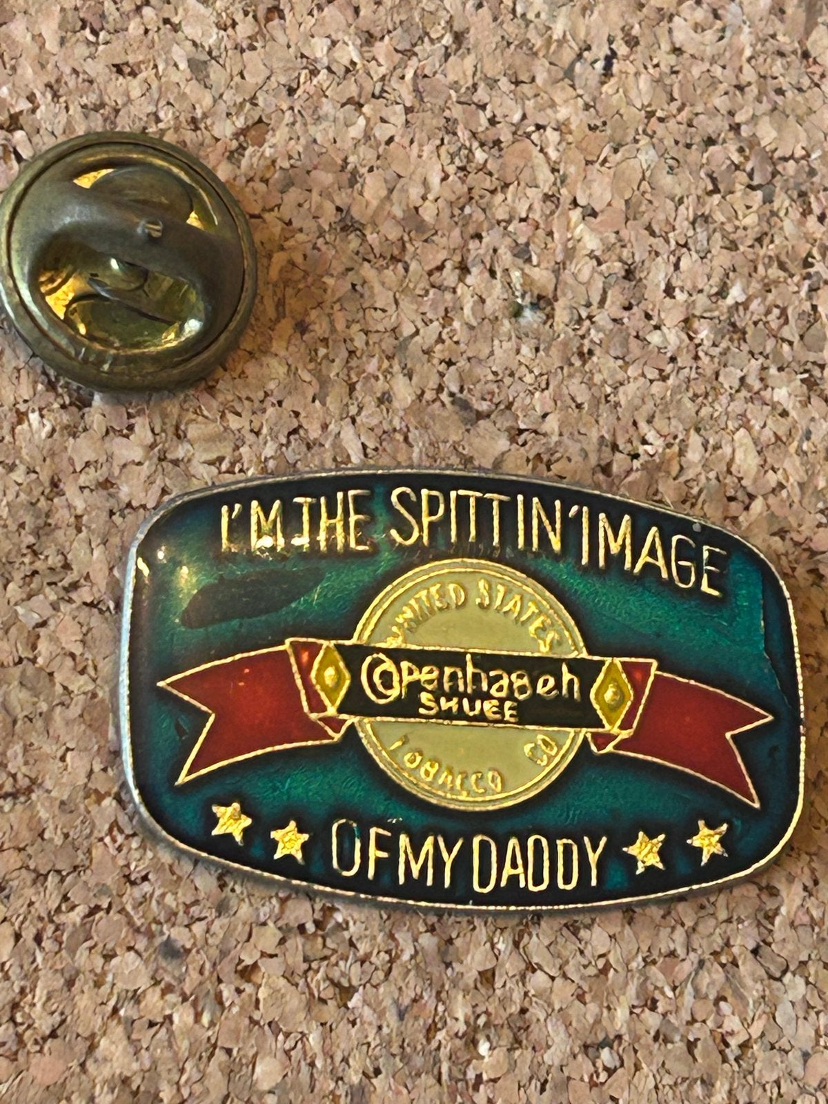 Vintage Copenhagen Tabak Pin - "I'm the Spittin' Image", Ophalen of Verzenden, Gebruikt, Merk, Speldje of Pin