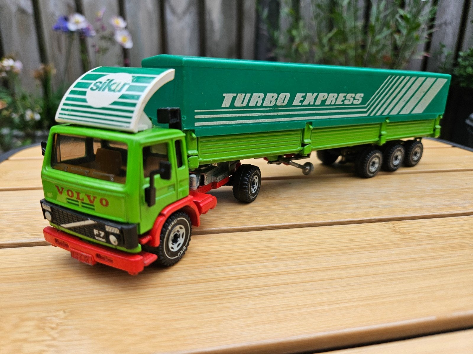 Siku Volvo F7 Siku Express vrachtwagen 1:55 groen, Hobby en Vrije tijd, Ophalen of Verzenden, Zo goed als nieuw, Bus of Vrachtwagen