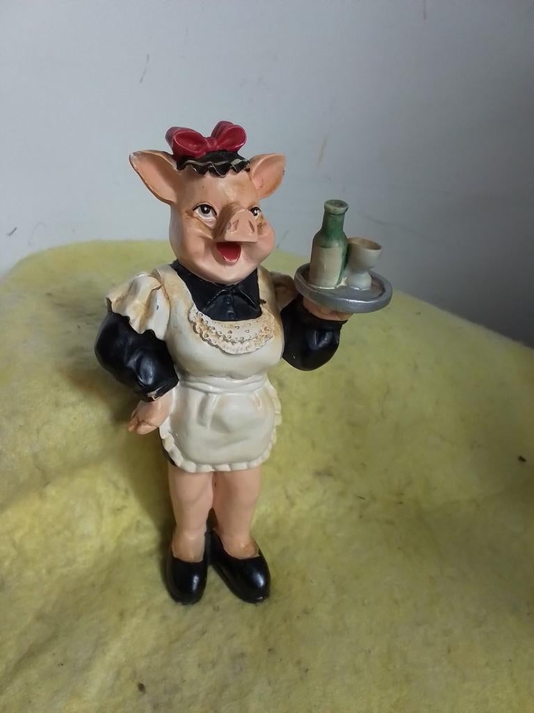 8731) mooi beeldje  ober  hoog 17cm  varken, Verzamelen, Ophalen of Verzenden, Zo goed als nieuw, Dier