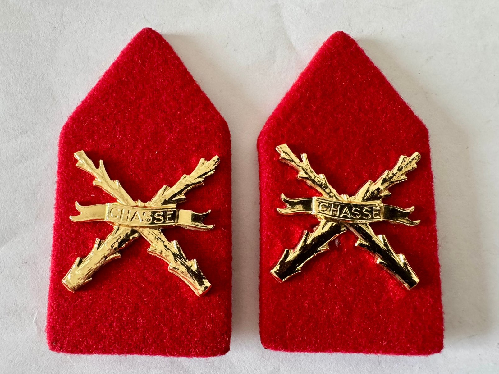 Kraagembleem Nederlandse Regiment Infanterie Chassé, Ophalen of Verzenden, Landmacht, Nederland, Embleem of Badge
