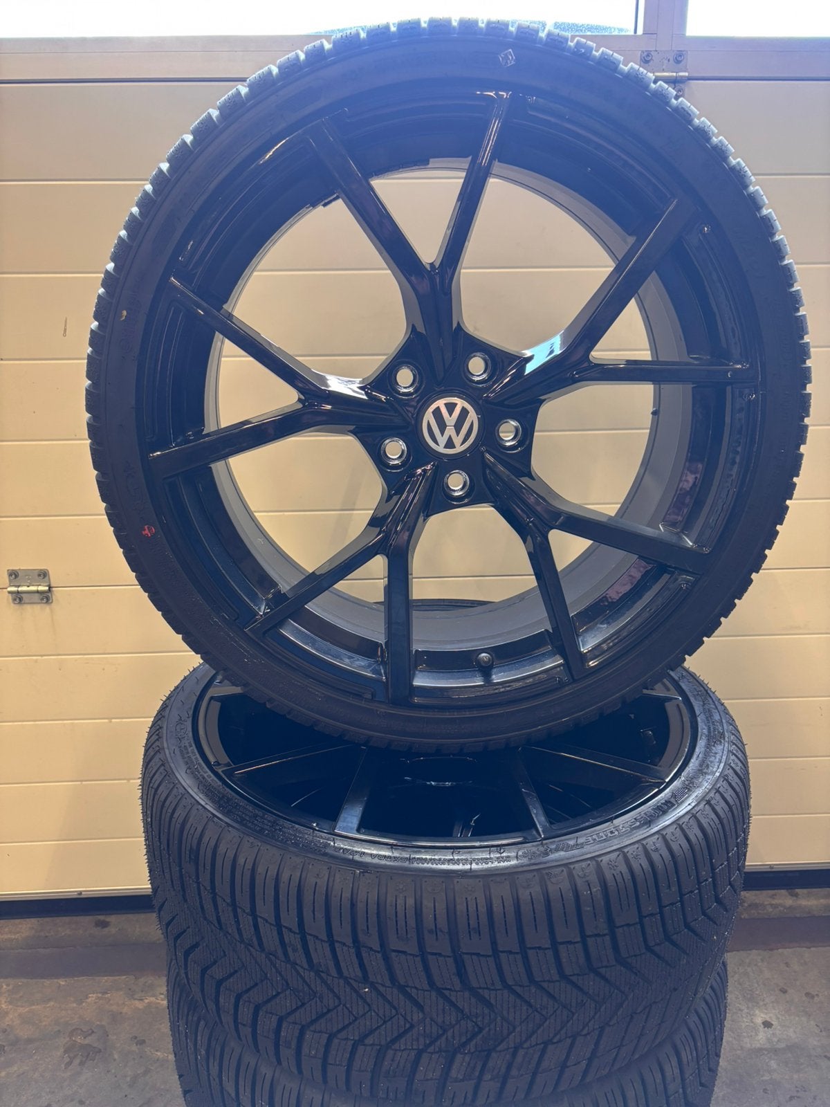 Volkswagen 19 inch “Estoril” look velgen 4-seizoens banden, Gebruikt, Banden en Velgen, 235 mm, All Season