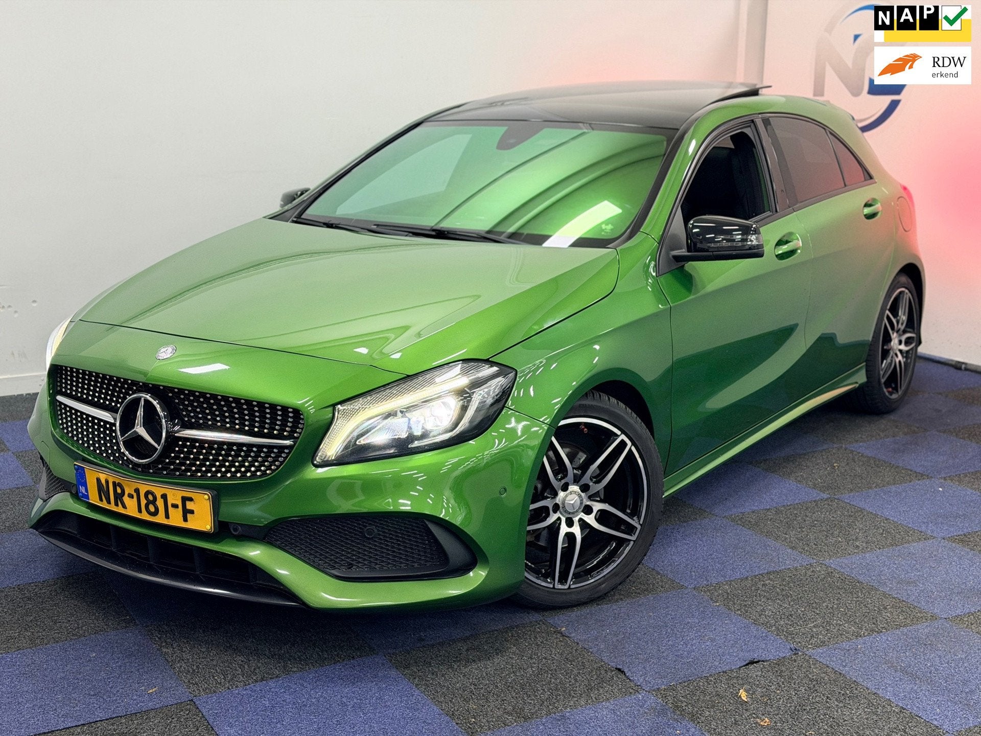 Mercedes-Benz A-klasse 180 Ambition / PANORAMADAK / AUTOMAAT, Dealer onderhouden, Gebruikt, 4 cilinders, Leder en Stof