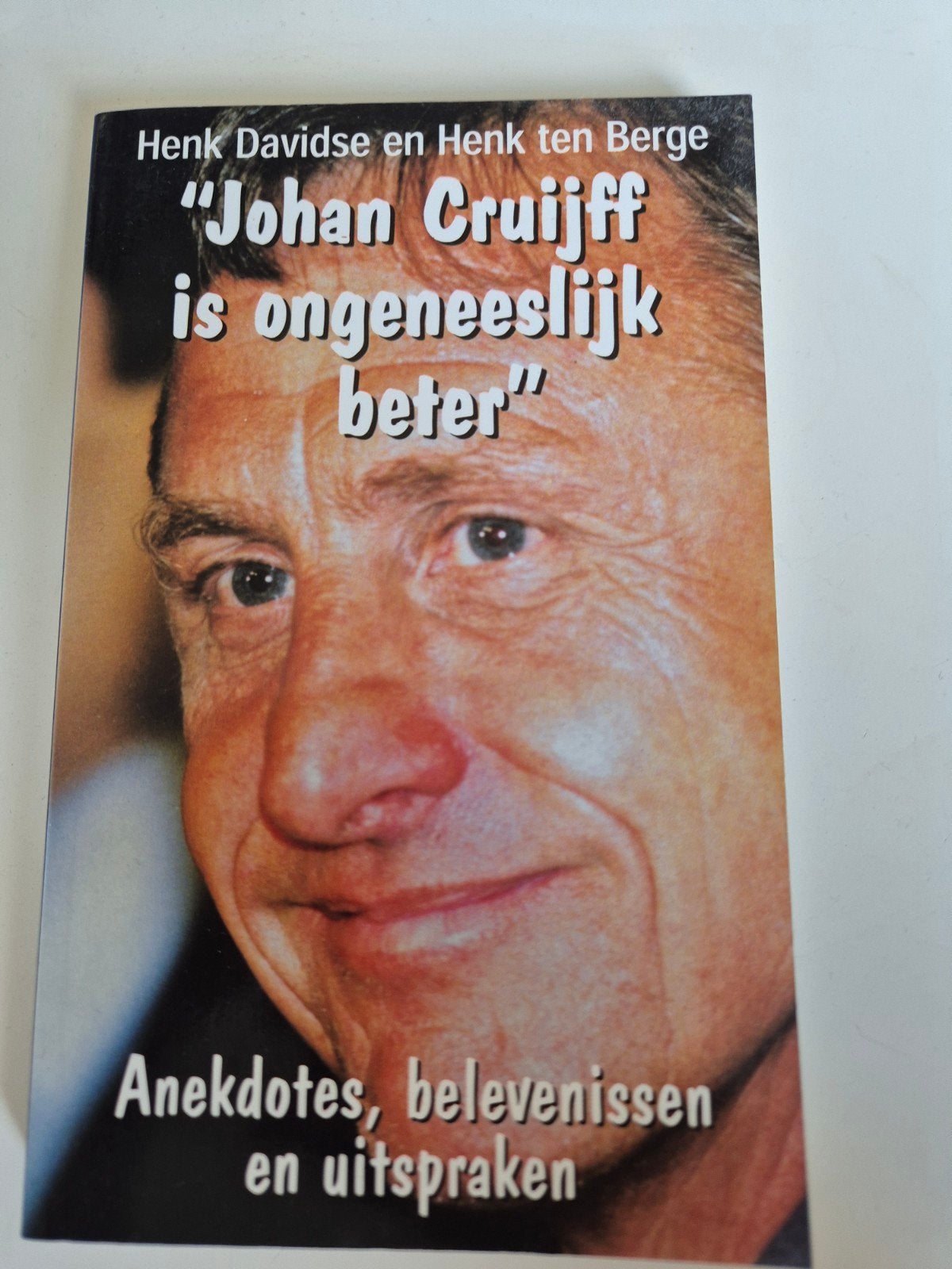 Johan Cruijff is ongeneeslijk beter - Anekdotes, Ophalen of Verzenden, Gelezen, Henk Davidse en Henk ten Berge, Balsport