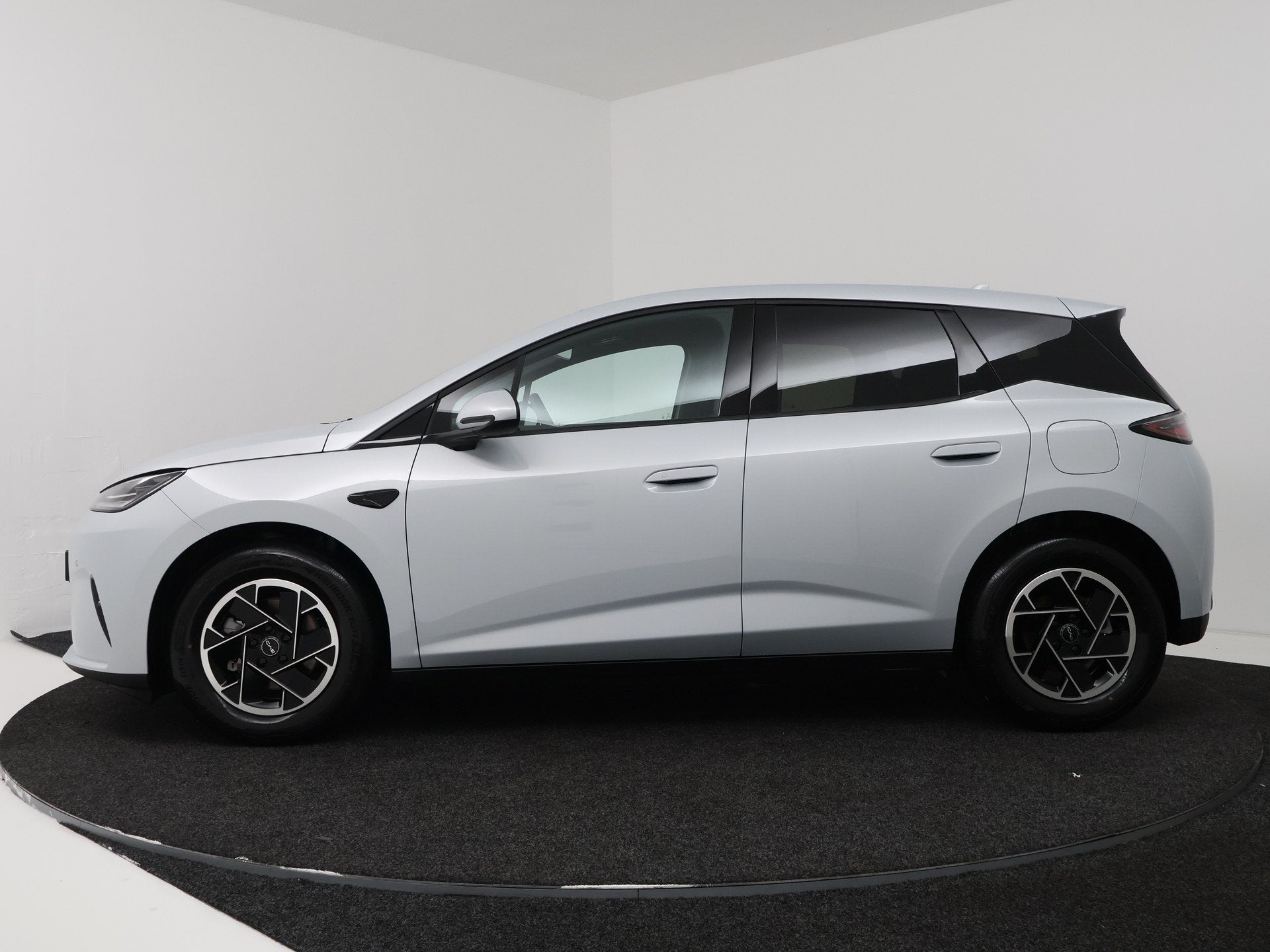 BYD Dolphin G 1.5 DM-i Boost | 100% Nieuw & Origineel Nederl, Auto's, Stof, Zwart, 4 cilinders, Bedrijf