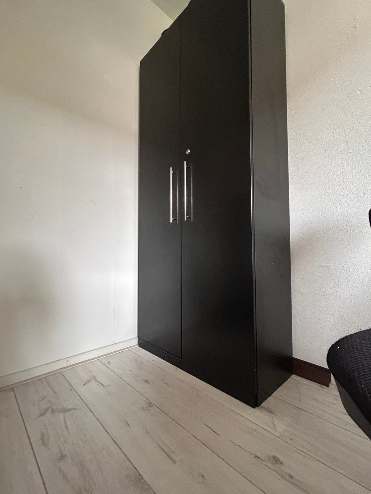 Ikea Zwarte hoge kast / opbergkast met 2 deuren en planken, Huizen en Kamers, Minder dan 20 m², Leiden