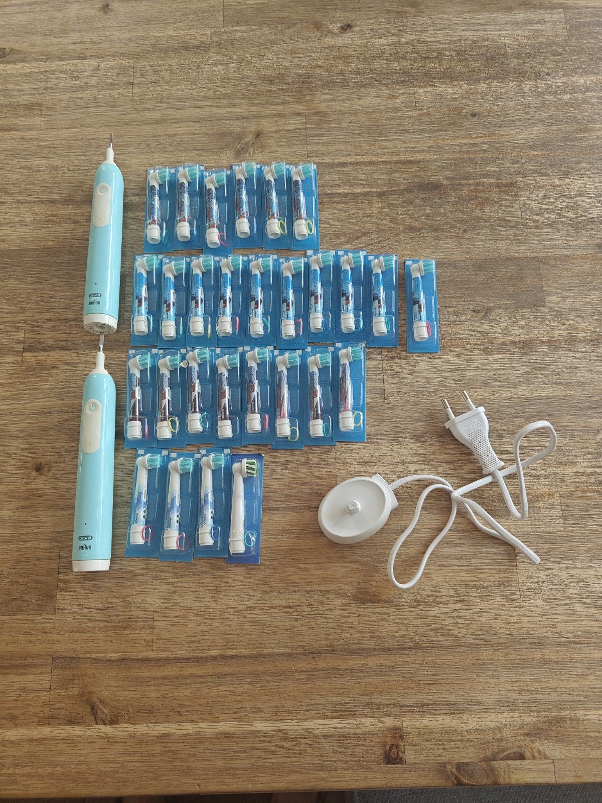 Oral-B elektrische tandenborstels met opzetborstels en lader, Ophalen of Verzenden, Gebruikt, Mondverzorging