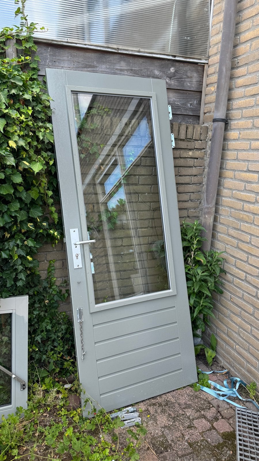 Grijze buitendeur met glas en kozijn, Ophalen, Gebruikt, 80 tot 100 cm, Buitendeur